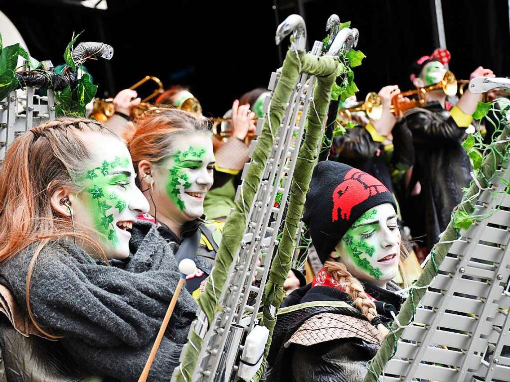 Kunterbunt und schn laut war die Gugge-Explosion in Lrrach, wie die Impressionen vom Fasnachtssamstag zeigen.