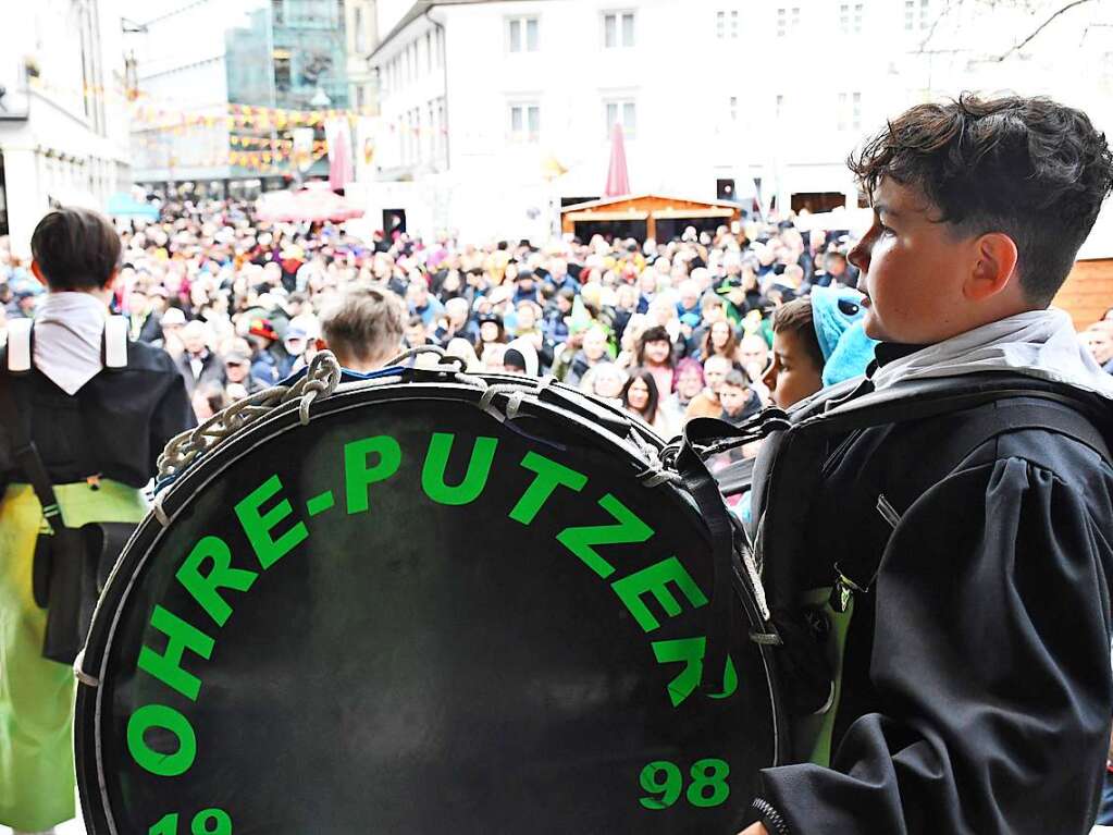 Kunterbunt und schn laut war die Gugge-Explosion in Lrrach, wie die Impressionen vom Fasnachtssamstag zeigen.