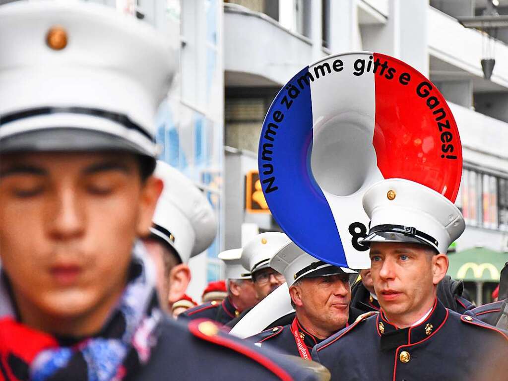 Kunterbunt und schn laut war die Gugge-Explosion in Lrrach, wie die Impressionen vom Fasnachtssamstag zeigen.