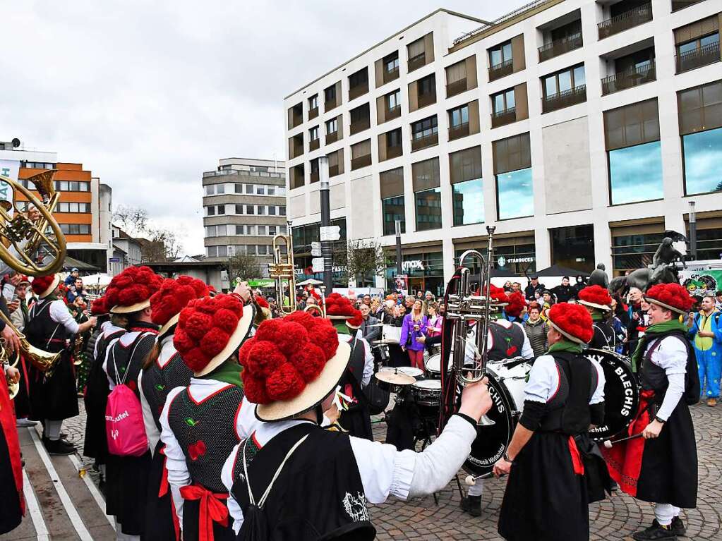 Kunterbunt und schn laut war die Gugge-Explosion in Lrrach, wie die Impressionen vom Fasnachtssamstag zeigen.