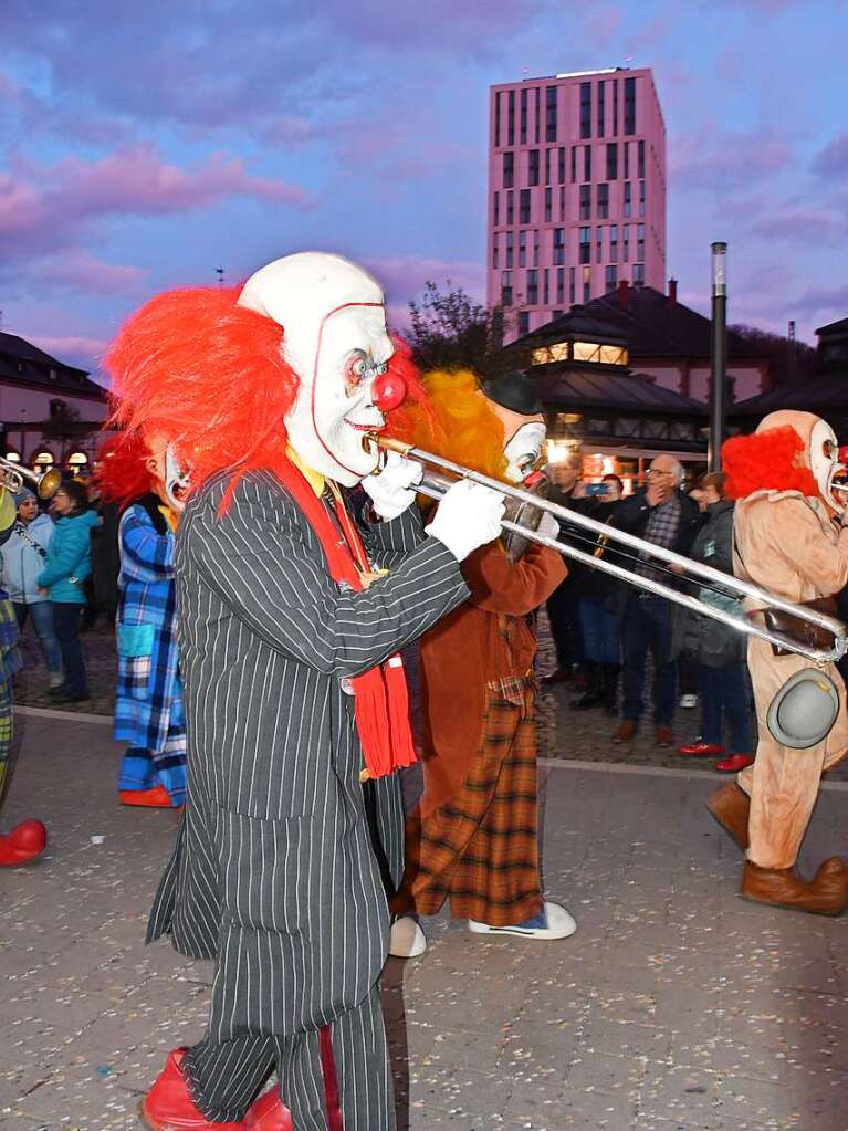 Kunterbunt und schn laut war die Gugge-Explosion in Lrrach, wie die Impressionen vom Fasnachtssamstag zeigen.