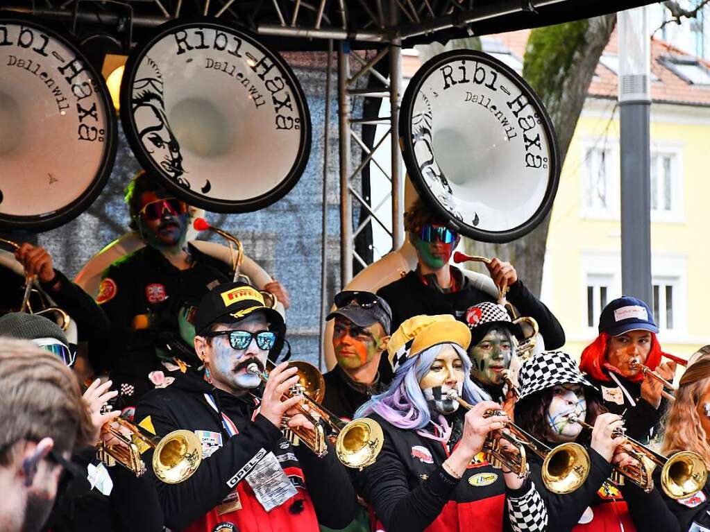 Kunterbunt und schn laut war die Gugge-Explosion in Lrrach, wie die Impressionen vom Fasnachtssamstag zeigen.