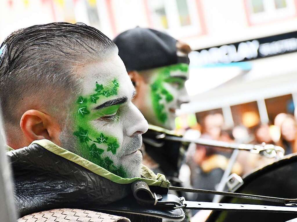 Kunterbunt und schn laut war die Gugge-Explosion in Lrrach, wie die Impressionen vom Fasnachtssamstag zeigen.