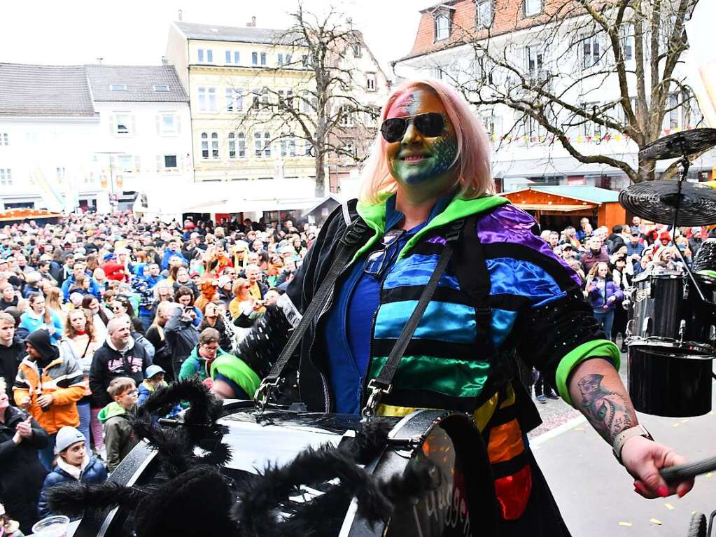 Kunterbunt und schn laut war die Gugge-Explosion in Lrrach, wie die Impressionen vom Fasnachtssamstag zeigen.