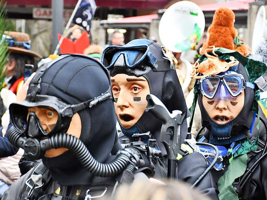 Kunterbunt und schn laut war die Gugge-Explosion in Lrrach, wie die Impressionen vom Fasnachtssamstag zeigen.