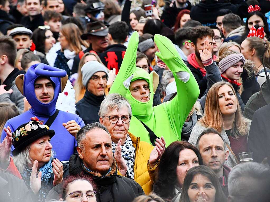 Kunterbunt und schn laut war die Gugge-Explosion in Lrrach, wie die Impressionen vom Fasnachtssamstag zeigen.