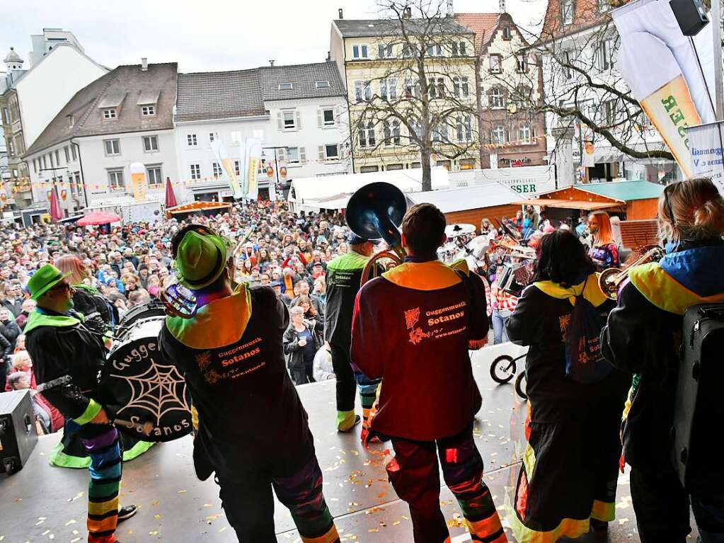 Kunterbunt und schn laut war die Gugge-Explosion in Lrrach, wie die Impressionen vom Fasnachtssamstag zeigen.