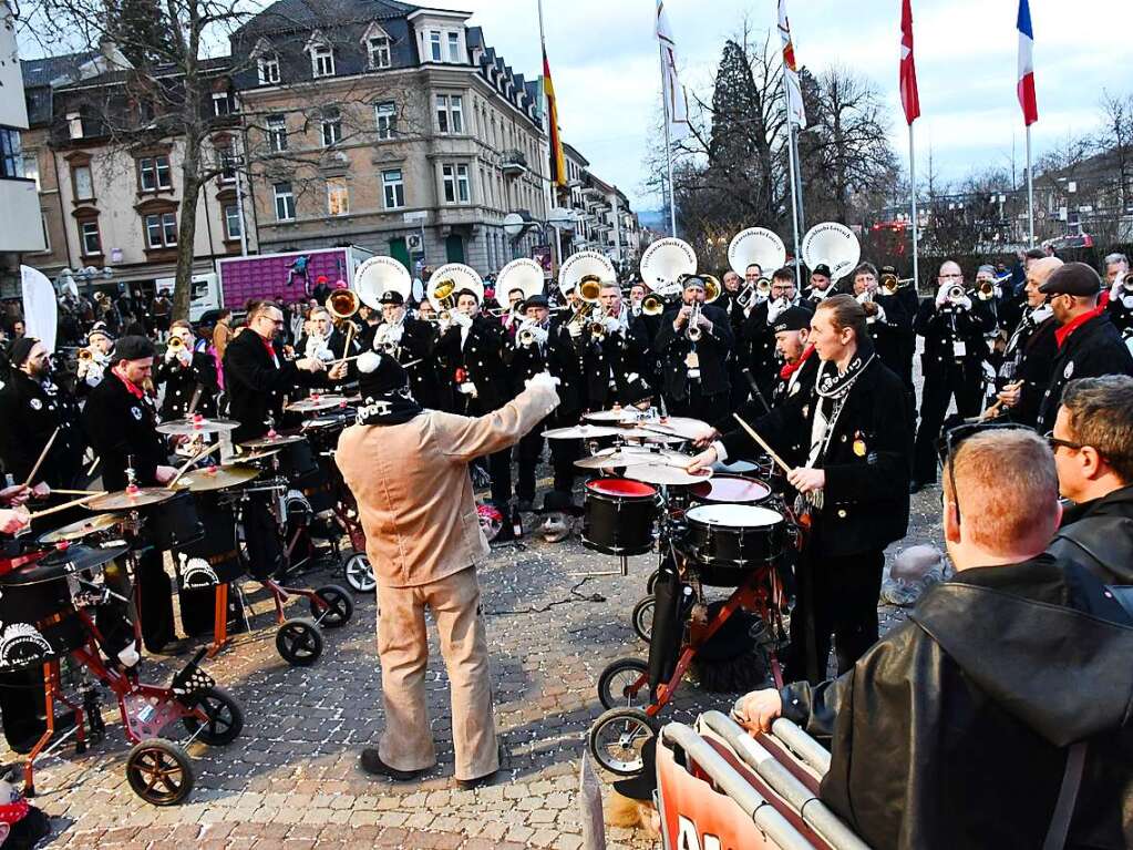 Kunterbunt und schn laut war die Gugge-Explosion in Lrrach, wie die Impressionen vom Fasnachtssamstag zeigen.