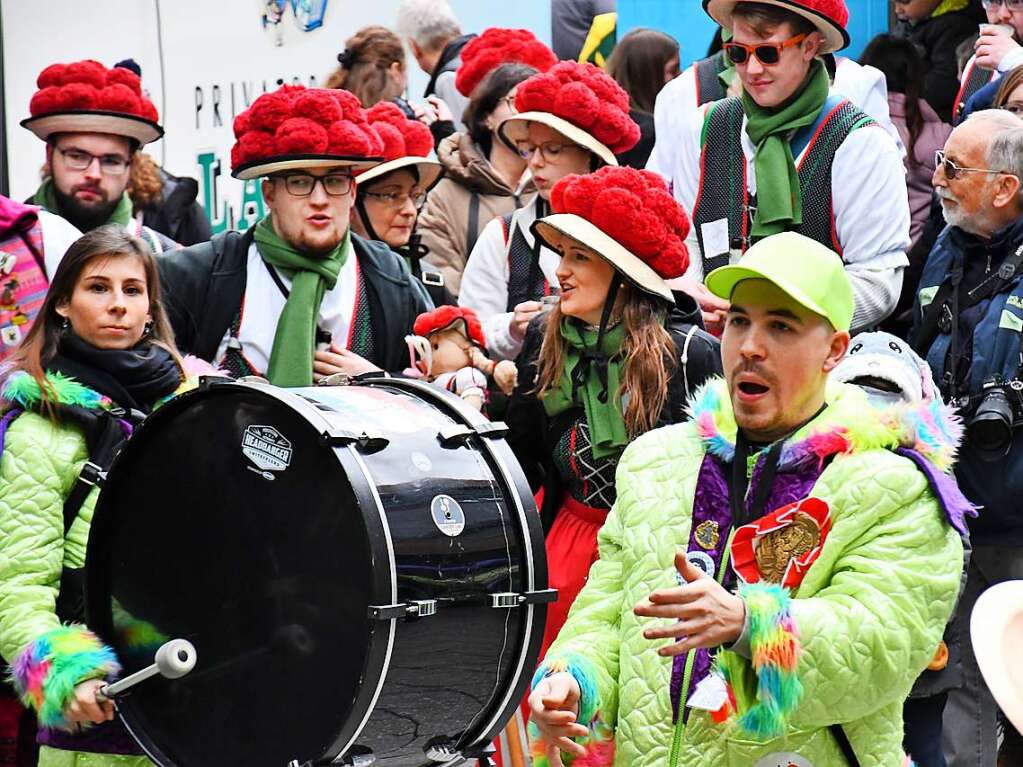 Kunterbunt und schn laut war die Gugge-Explosion in Lrrach, wie die Impressionen vom Fasnachtssamstag zeigen.