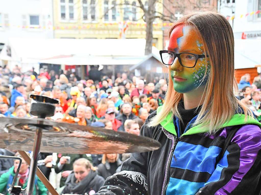 Kunterbunt und schn laut war die Gugge-Explosion in Lrrach, wie die Impressionen vom Fasnachtssamstag zeigen.