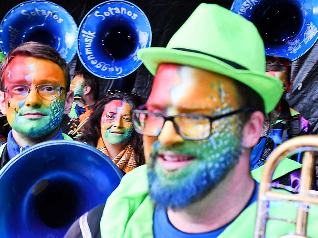 Kunterbunt und schn laut war die Gugge-Explosion in Lrrach, wie die Impressionen vom Fasnachtssamstag zeigen.