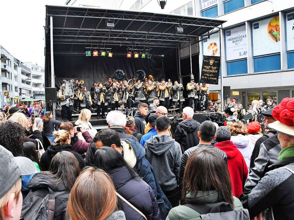 Kunterbunt und schn laut war die Gugge-Explosion in Lrrach, wie die Impressionen vom Fasnachtssamstag zeigen.