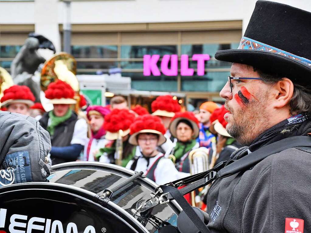 Kunterbunt und schn laut war die Gugge-Explosion in Lrrach, wie die Impressionen vom Fasnachtssamstag zeigen.