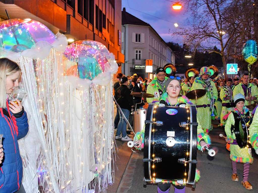 Kunterbunt und schn laut war die Gugge-Explosion in Lrrach, wie die Impressionen vom Fasnachtssamstag zeigen.