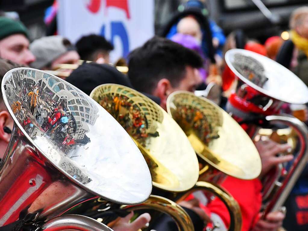 Kunterbunt und schn laut war die Gugge-Explosion in Lrrach, wie die Impressionen vom Fasnachtssamstag zeigen.