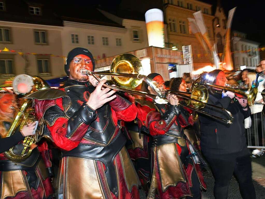 Kunterbunt und schn laut war die Gugge-Explosion in Lrrach, wie die Impressionen vom Fasnachtssamstag zeigen.