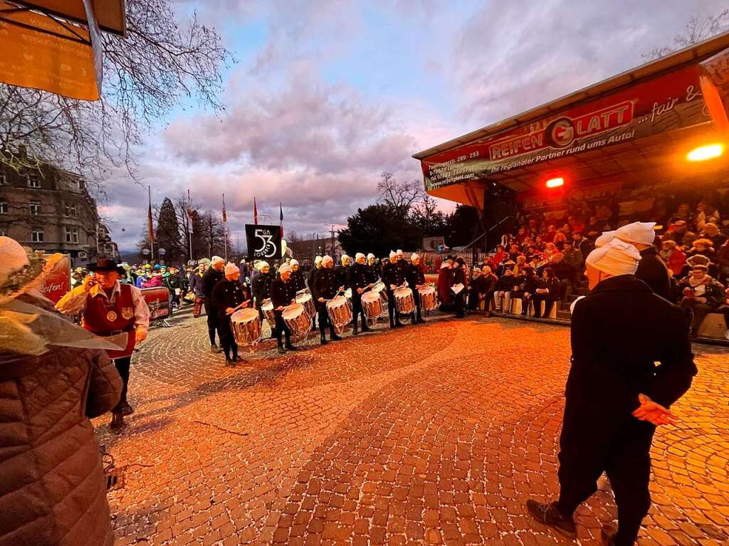 Kunterbunt und schn laut war die Gugge-Explosion in Lrrach, wie die Impressionen vom Fasnachtssamstag zeigen.