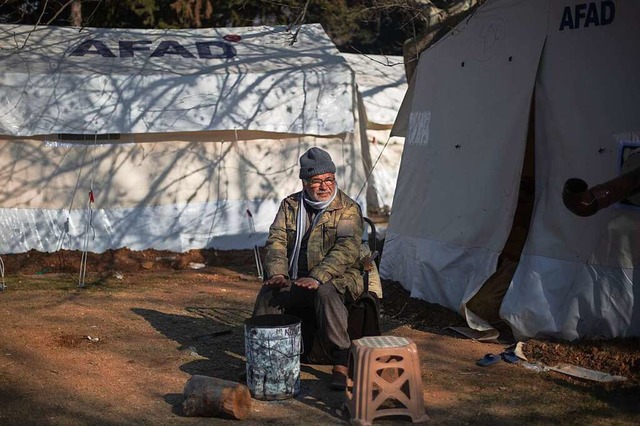 Ein Mann sitzt vor seinem Zelt und wr...izentrum des Erdbebens verloren haben.  | Foto: Ahmed Deeb (dpa)