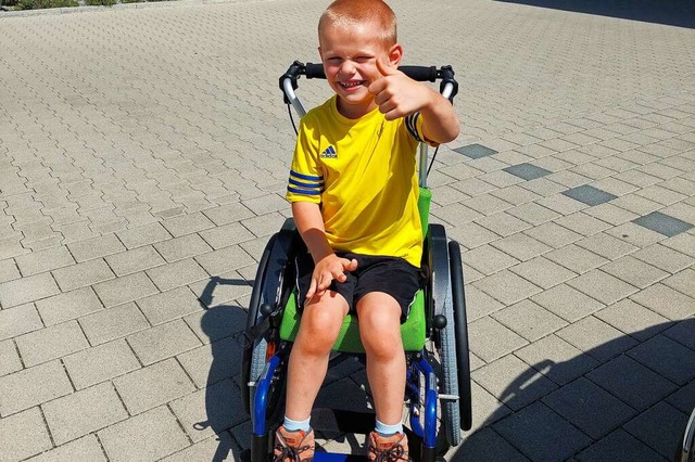 Im Rollstuhl kann sich Tom selbststndig fortbewegen, etwa in der Schule.  | Foto: Simon Schfer