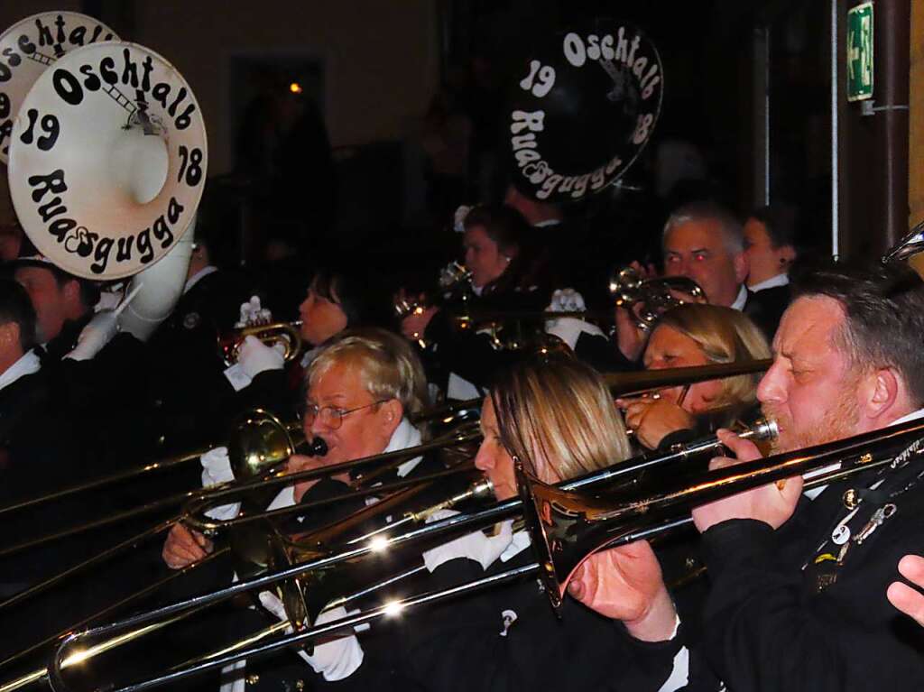 Toller Guggensound kam in Laufenburg von mehr als 30 Gruppen.