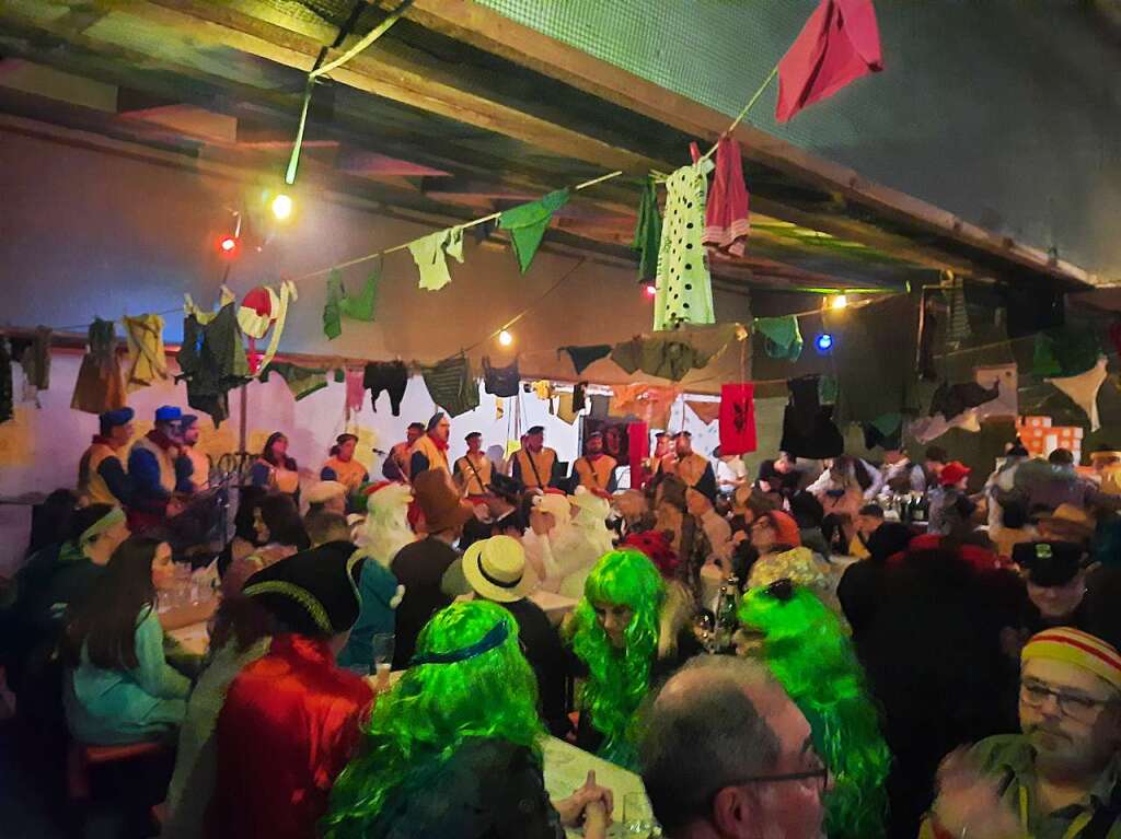 Rappelvoll war das Schtzenhaus in Windenreute bei der Wingeridder Fasnet.