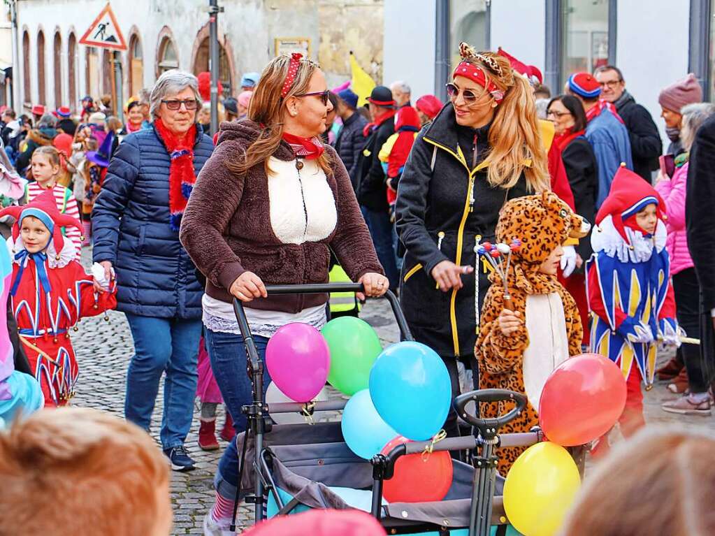 Viele groe und kleine Narren zog am Freitagnachmittag beim Kinderumzug durch Endingen.