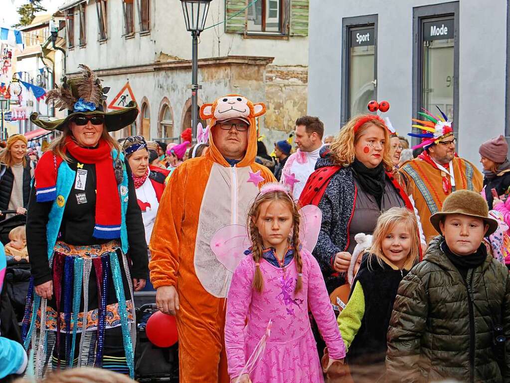 Viele groe und kleine Narren zog am Freitagnachmittag beim Kinderumzug durch Endingen.