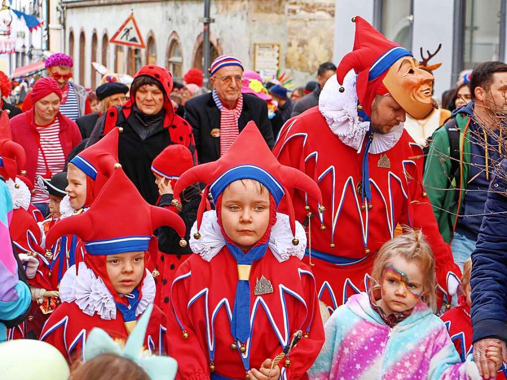 Viele groe und kleine Narren zog am Freitagnachmittag beim Kinderumzug durch Endingen.