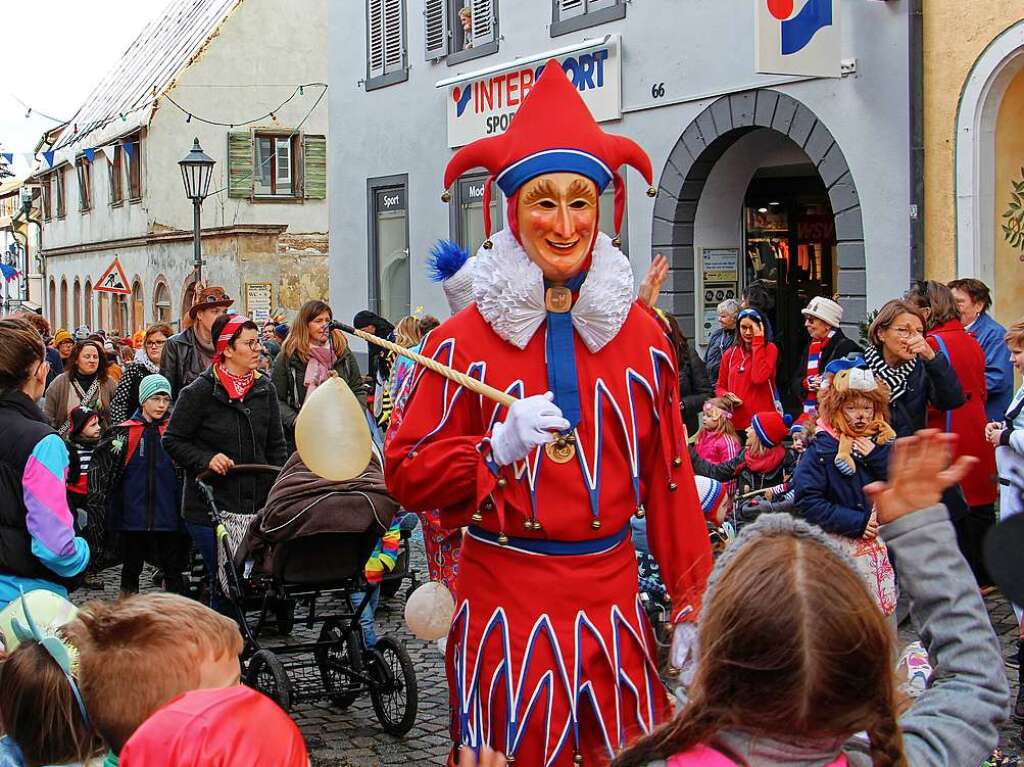 Viele groe und kleine Narren zog am Freitagnachmittag beim Kinderumzug durch Endingen.