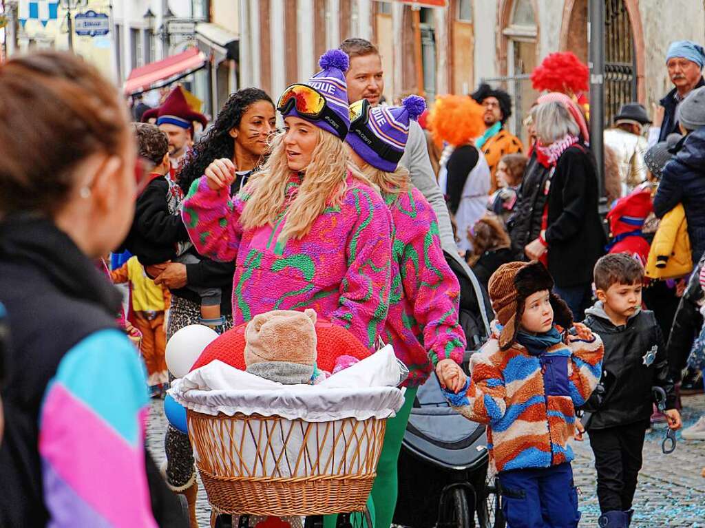 Viele groe und kleine Narren zog am Freitagnachmittag beim Kinderumzug durch Endingen.