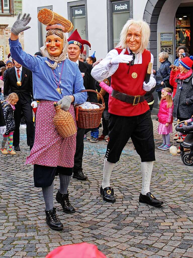 Eine riesige, bunte Schar kleiner und groer Narren - darunter natrlich auch d’r Galli und ’s Dialfraili - zog am Freitagnachmittag durch Endingen zum Marktplatz,