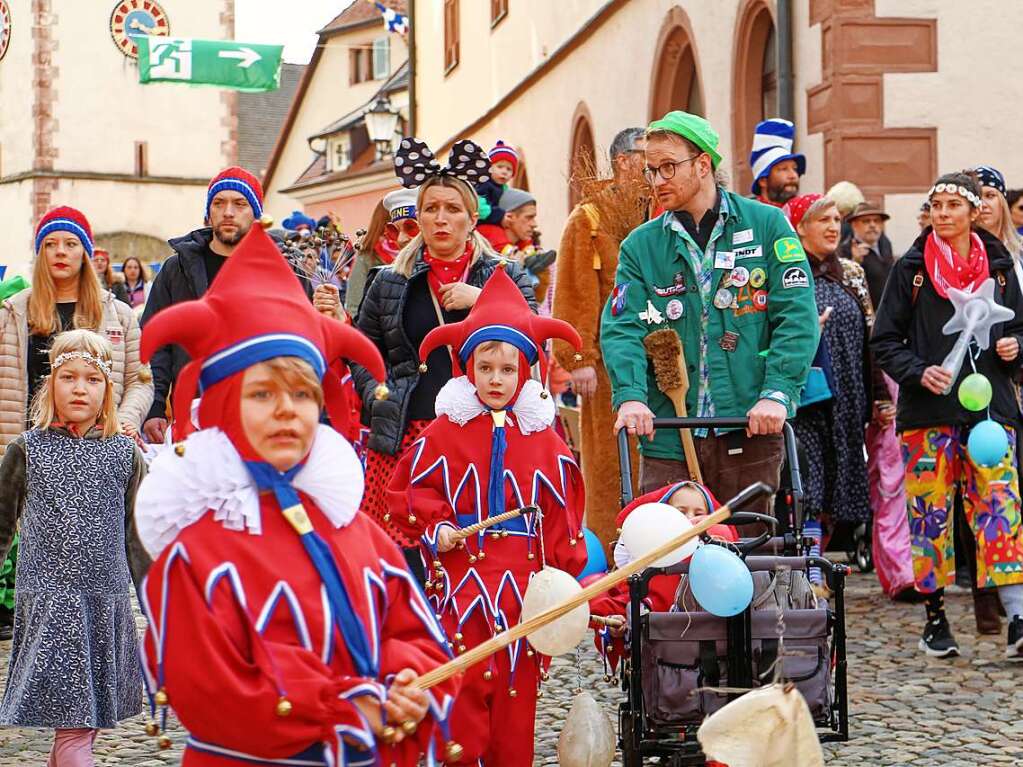 Viele groe und kleine Narren zog am Freitagnachmittag beim Kinderumzug durch Endingen.