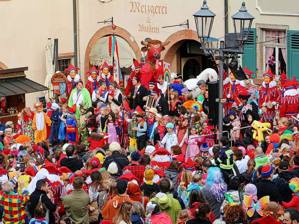 Auf dem Marktplatz gab’s Fasnetslieder und -sprichli. Auch die Kindergartenkinder hatten ihren Auftritt.