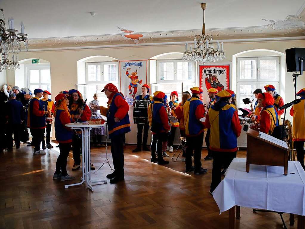 Voller Vorfreude auf den Emmendinger Umzug waren die Nrrinnen und Narren beim mittglichen Zunftmeisterempfang im Alten Rathaus.