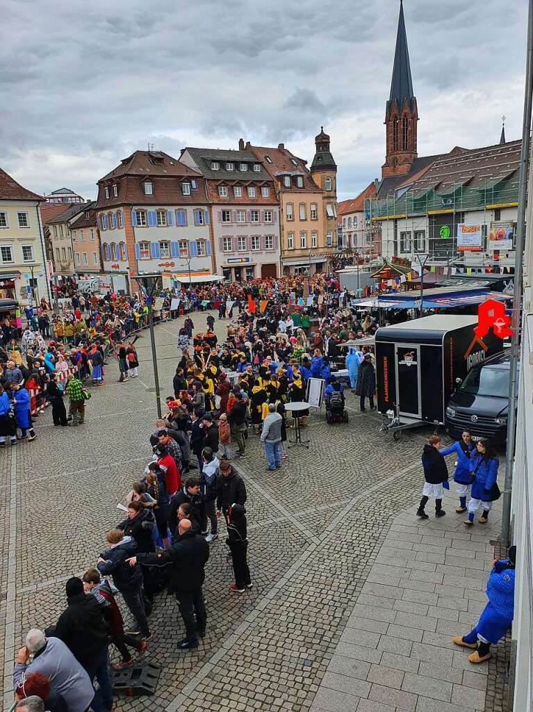 Das Warten auf den Zug ist kurzweilig dank des Musikprogamms und der Bewirtung auf dem Emmendinger Marktplatz.