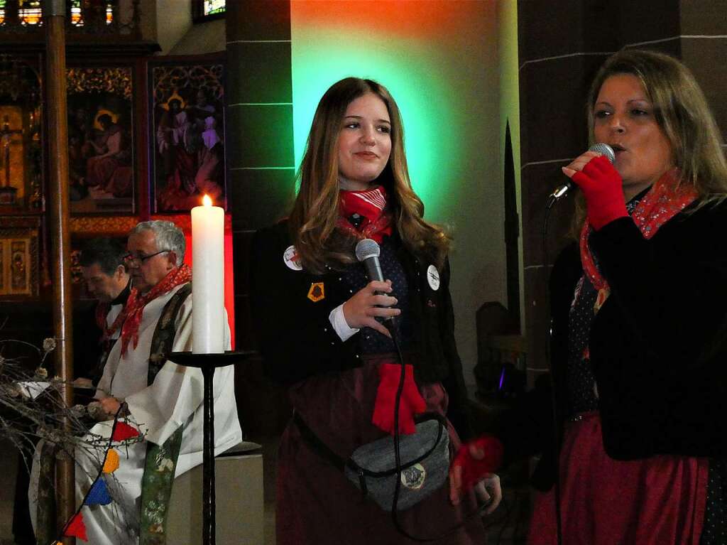 Sngerinnen Emilia (links)  Mona Golbach von den Bgle-Hexen beim komenischen Narrengottesdienst in Emmendingen.