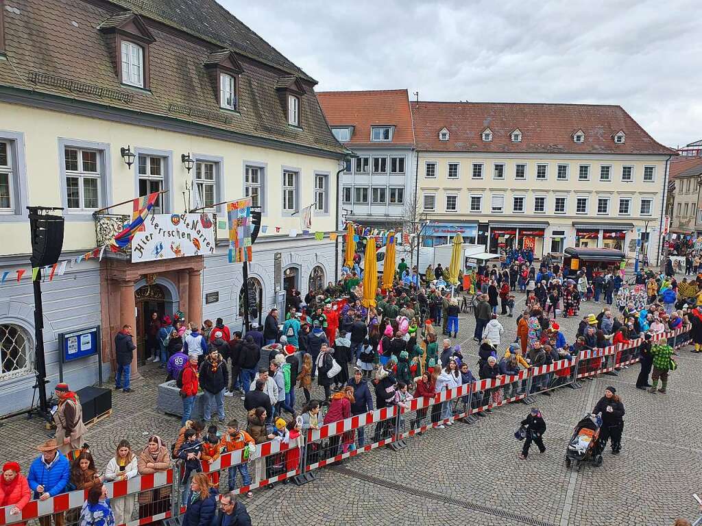 Das Warten auf den Zug ist kurzweilig dank des Musikprogamms und der Bewirtung auf dem Emmendinger Marktplatz.