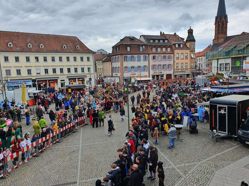 Das Warten auf den Zug ist kurzweilig dank des Musikprogamms und der Bewirtung auf dem Emmendinger Marktplatz.