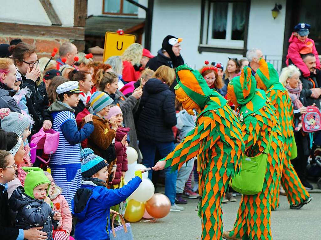 39 Gruppen verbreiten in Mnchweier am Fasentsonntag gute Laune.