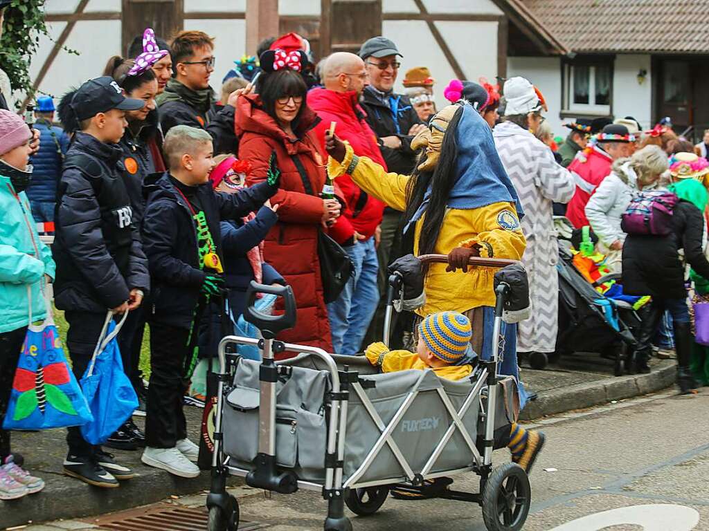 39 Gruppen verbreiten in Mnchweier am Fasentsonntag gute Laune.