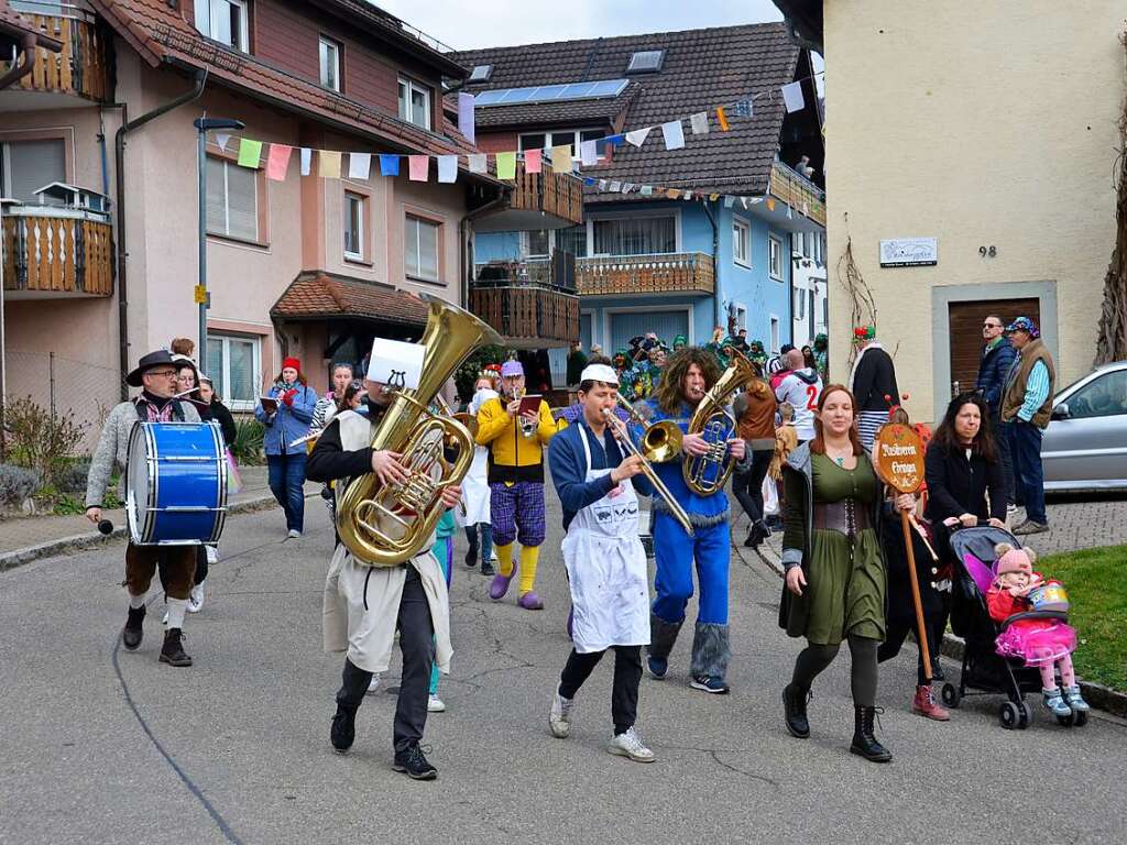 Hexen, Guggemusiker, Sportler, Hstrger – alle waren unterwegs beim Ebringer Umzug.