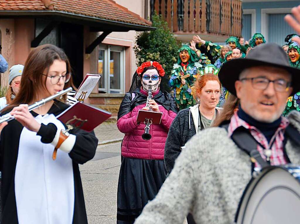 Hexen, Guggemusiker, Sportler, Hstrger – alle waren unterwegs beim Ebringer Umzug.