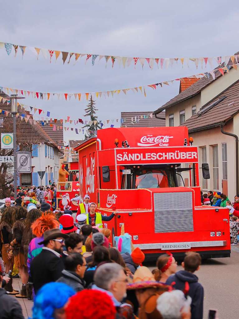 Nrrisch ging es am Sonntag beim Umzug der Narrenzunft Rmsser in Ringsheim zu. Die zahlreichen Gruppen und Zuschauer lieen sich kreative Kostme einfallen.