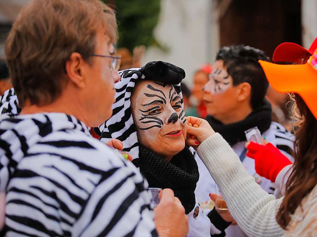 Nrrisch ging es am Sonntag beim Umzug der Narrenzunft Rmsser in Ringsheim zu. Die zahlreichen Gruppen und Zuschauer lieen sich kreative Kostme einfallen.