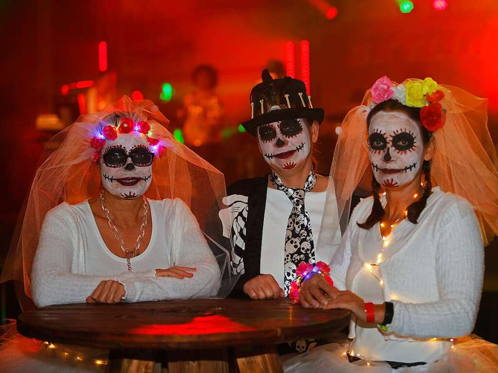 Farbenfroh gefeiert haben die Besucherinnen und Besucher des Maskenballs der Musikkapelle Kappel am Rhein. In der Festhalle herrschte eine ausgelassene Stimmung mit einem bunten Programm aus Musik und Tanz.