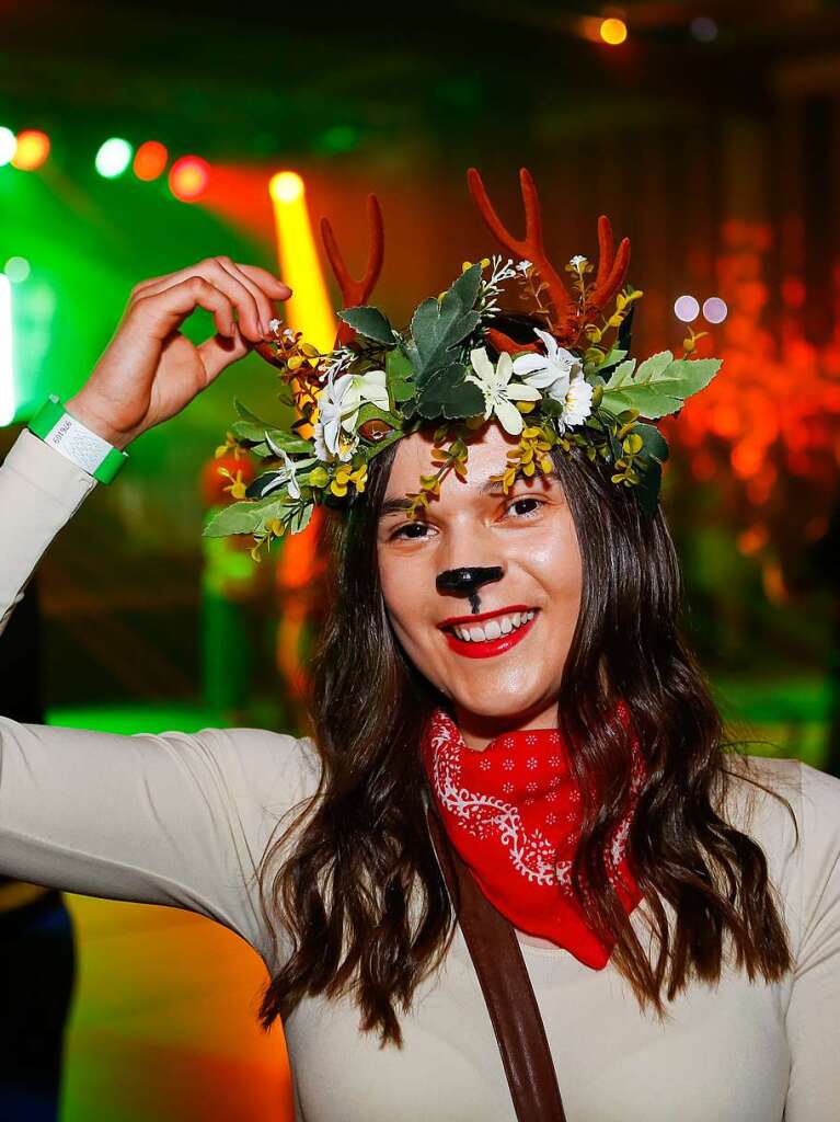 Farbenfroh gefeiert haben die Besucherinnen und Besucher des Maskenballs der Musikkapelle Kappel am Rhein. In der Festhalle herrschte eine ausgelassene Stimmung mit einem bunten Programm aus Musik und Tanz.