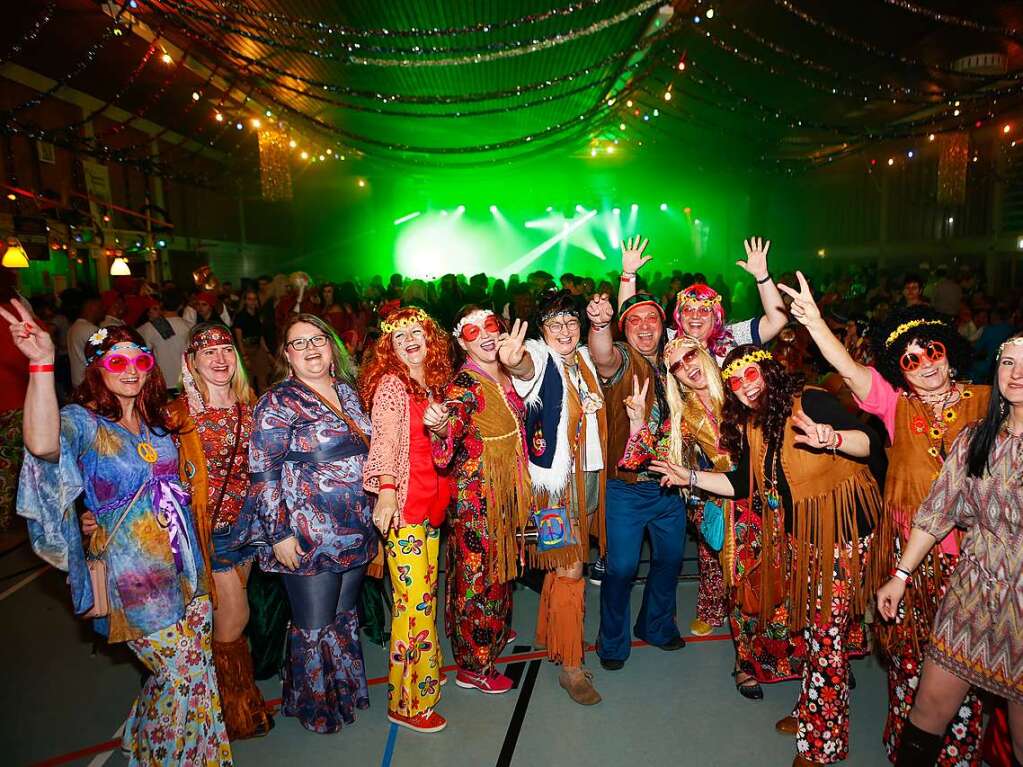 Farbenfroh gefeiert haben die Besucherinnen und Besucher des Maskenballs der Musikkapelle Kappel am Rhein. In der Festhalle herrschte eine ausgelassene Stimmung mit einem bunten Programm aus Musik und Tanz.