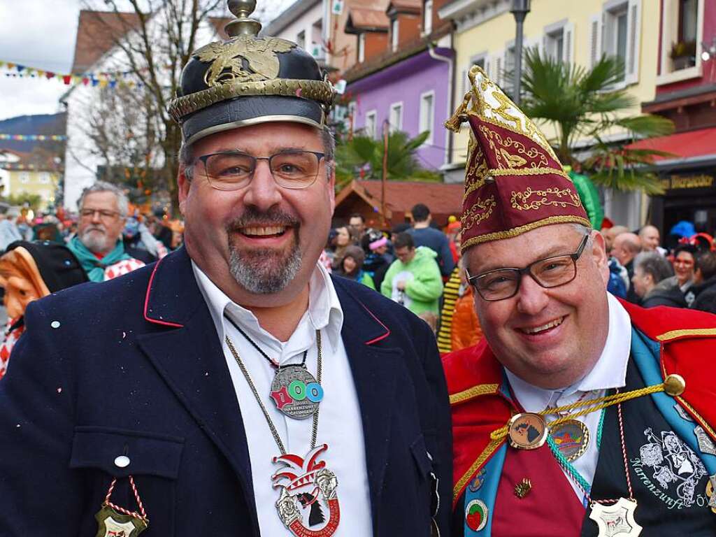 Vertreter der Narrenzunft flingen auf dem Wehrer Sonntagsumzug