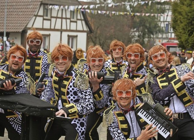 In Elton-John-Kostmen sorgten die Partychoppers in Mnchweier fr Stimmung.   | Foto: Sandra Decoux
