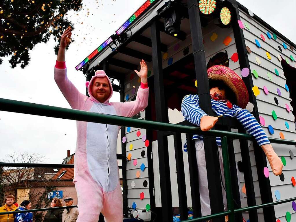 Der Wagen der Grienloch Ruche aus Wyhlen "Endlich wieder Fasnacht".